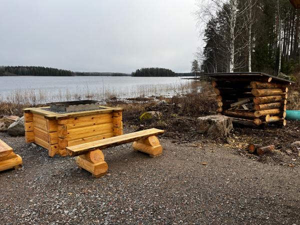 Eldstad, bänkar och vedförråd