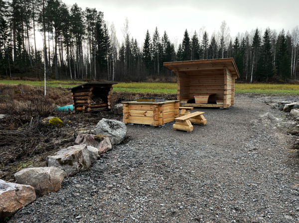 Grillplatsen ett från bryggan