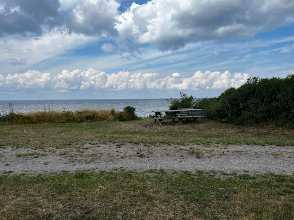 Bänkbord som står närmare stranden