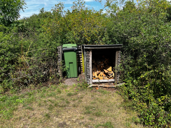 Soptunna och vedförråd