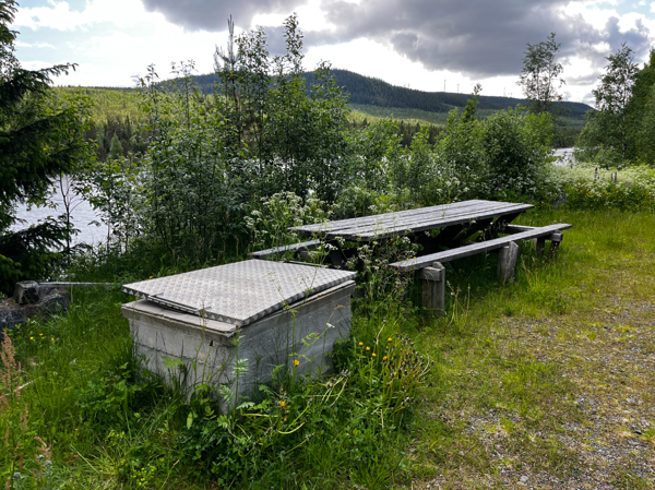 Eldstad och stort bänkbord