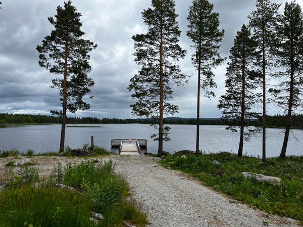 Väg ner mot bryggan