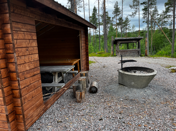 Vindskydd och eldstad