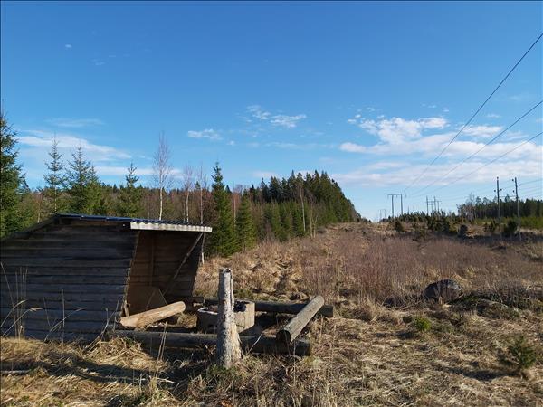 Vindskyddet med eldstaden framför