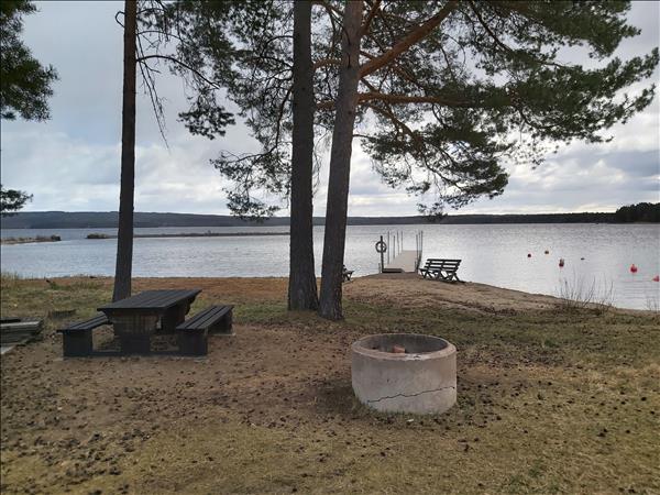 Bänkbord och eldstad