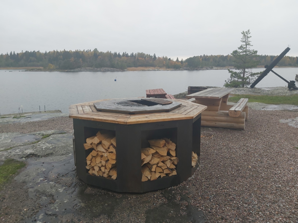 Eldstad med integrerat vedförråd