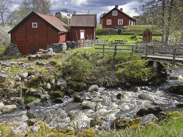 Idyllisk miljö vid den gamla kvarngården