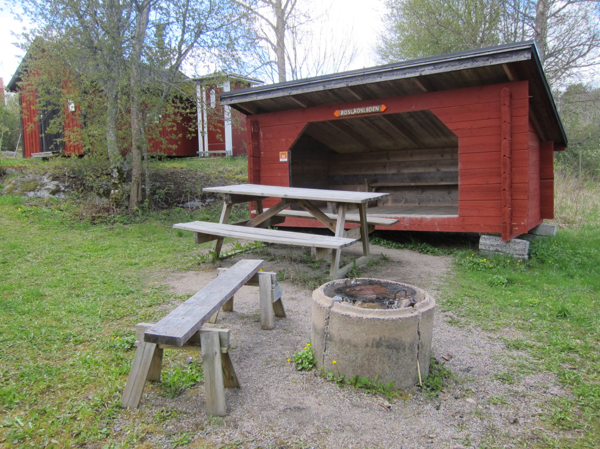 Vindskyddet och eldstaden