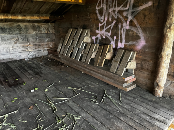 Extra sittbänkar finns staplade i vindskyddet