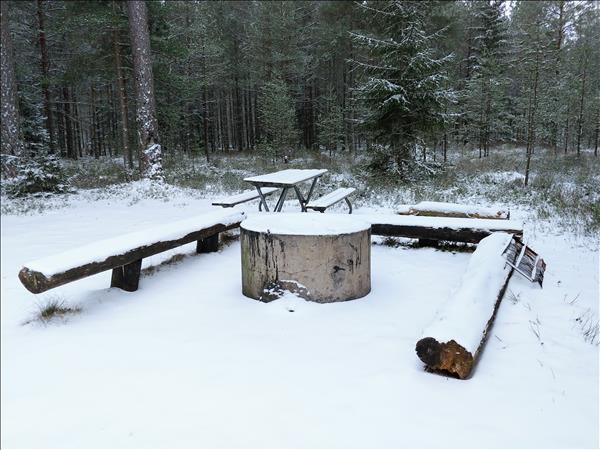 Snötäckt grillplats