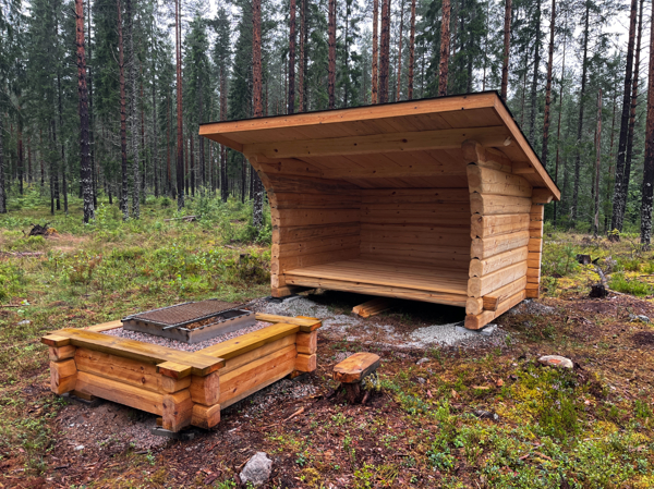 Eldstad och vindskydd