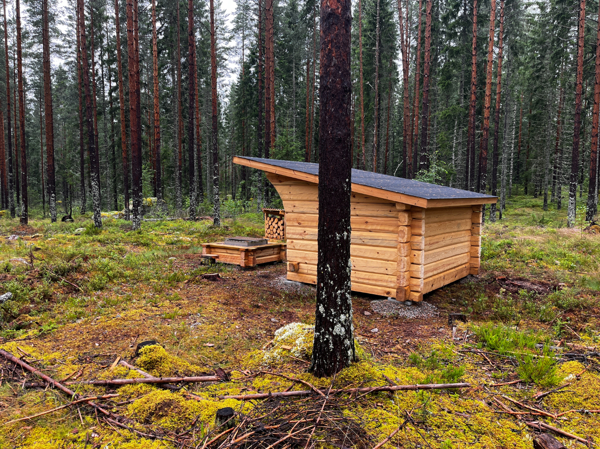 Grillplatsen mitt i skogen