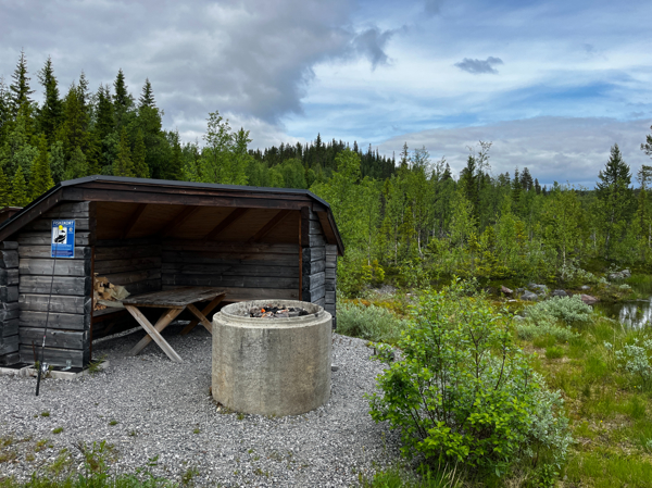 Vindskydd med eldstad framför