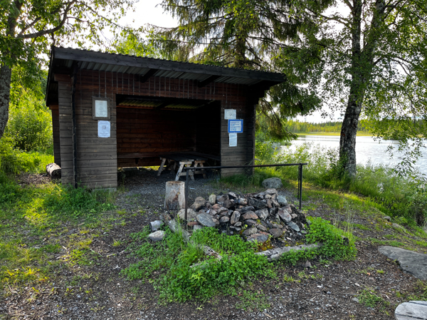 Vindskydd och eldstad