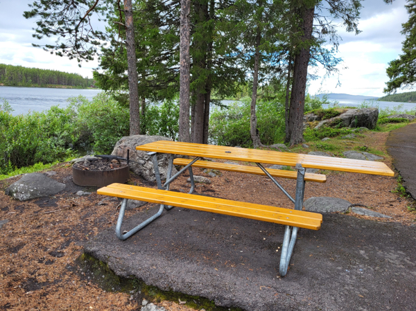 Eldstad och bänkbord