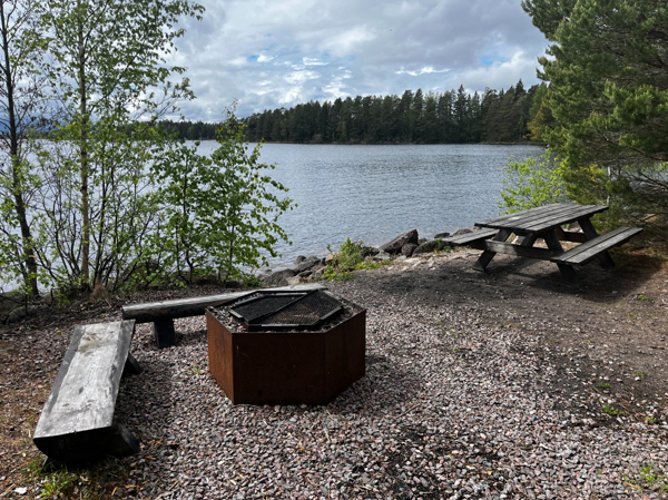 Bänkbord finns några meter bort