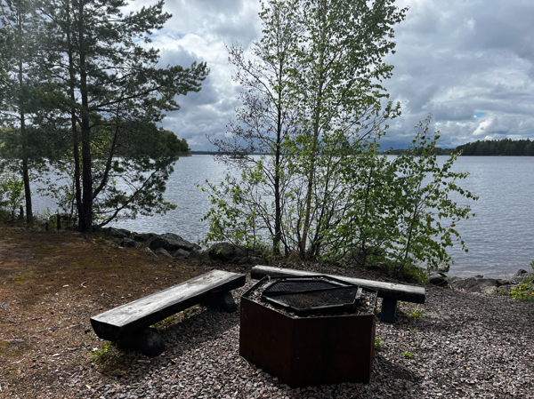 Eldstad och bänkar