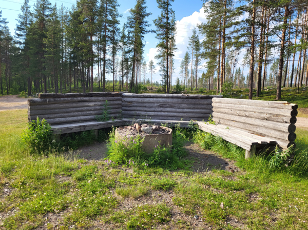 Eldstad med sittbänk