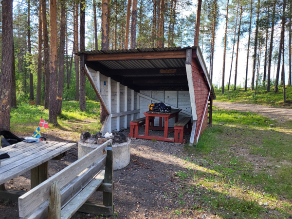 Eldstad framför vindskyddet