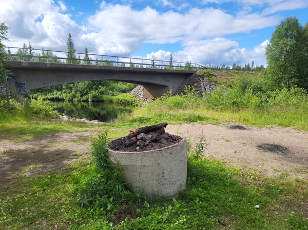 Eldstad med E45an i bakgrunden