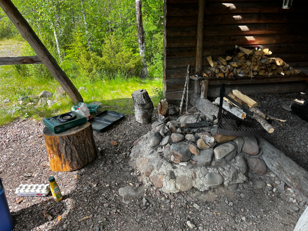 Eldstad med galler