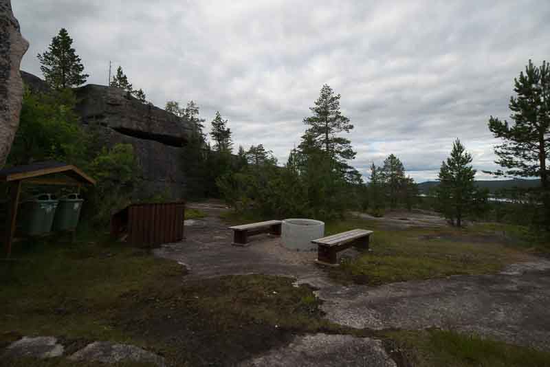 Soptunnor och vedförråd finns bredvid eldstaden
