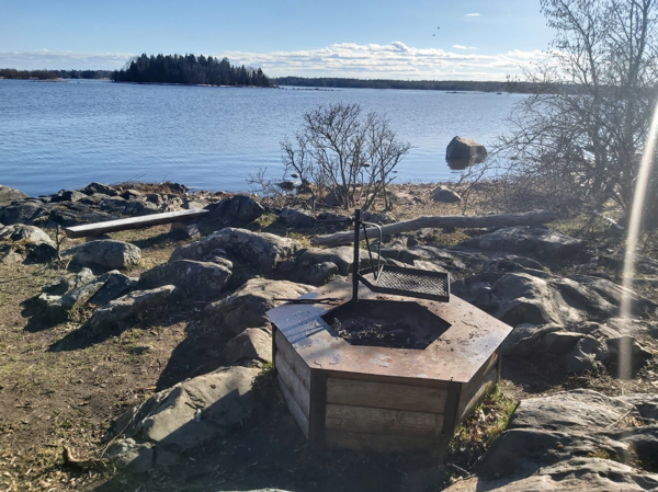 Eldstad och utsikt över vattnet