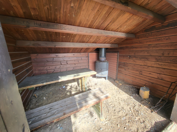 Bänkbord och kamin i vindskyddet