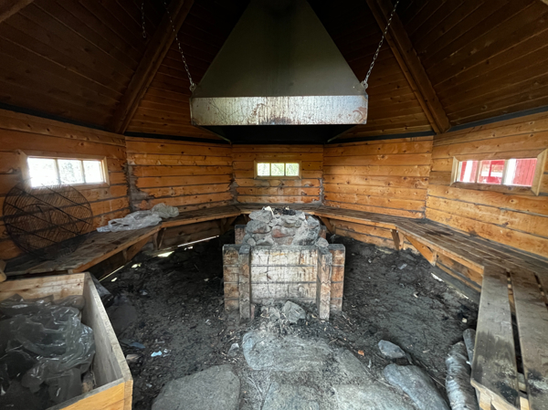 Eldstad inne i grillkåtan