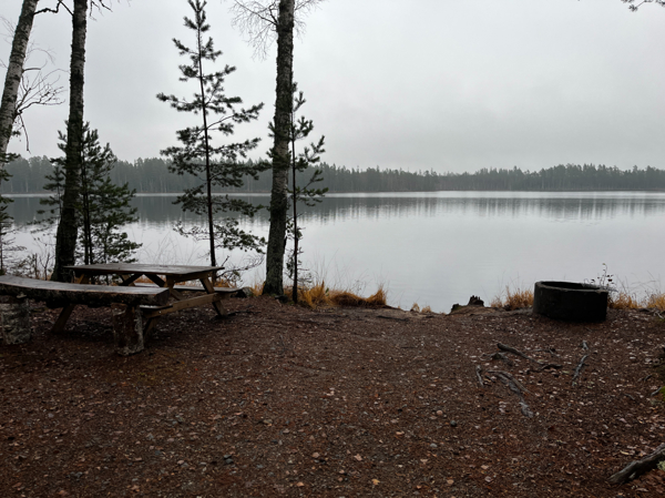 Bänkbord och eldstad