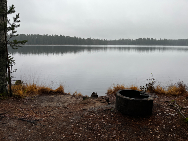 Eldstad vid strandkanten