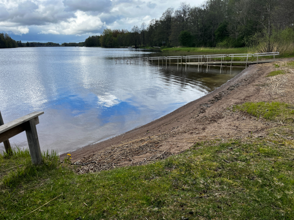 Sandstrand och ramp ner i vattnet