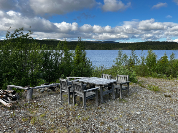 Bord och stolar finns också