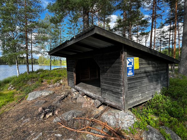 Enkel eldstad framför vindskyddet