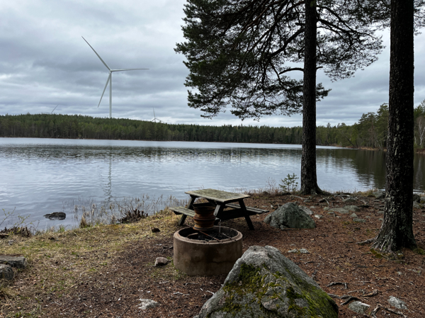Eldstad och bänkbord nära vattnet