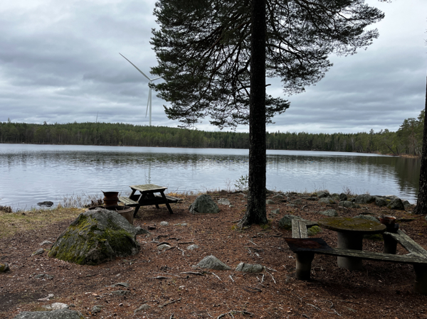 Här finns även ett runt bord av betong