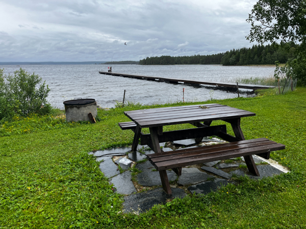 Eldstad och bänkbord