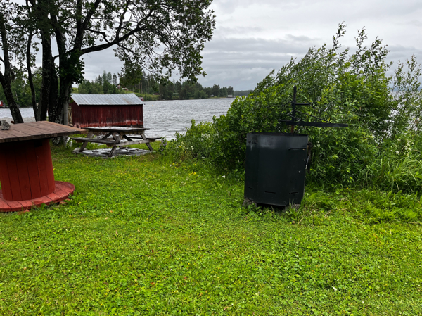 Eldstad och bänkbord nära vattnet