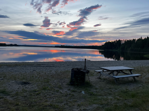 Eldstad och bänkbord