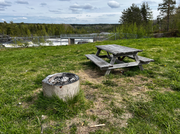 Eldstad och bänkbord