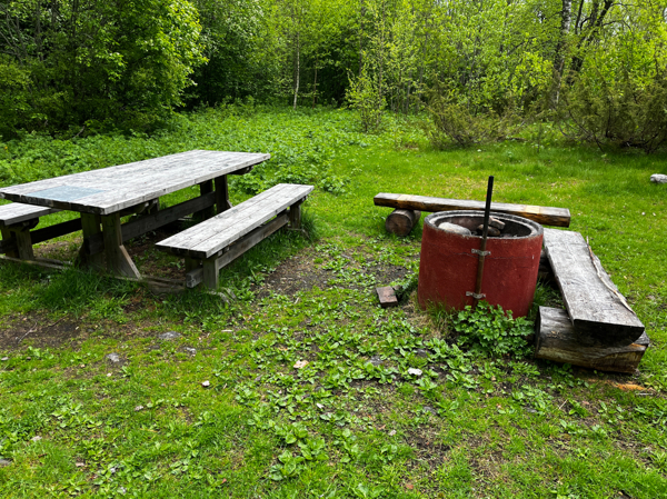 Bänkbord och eldstad