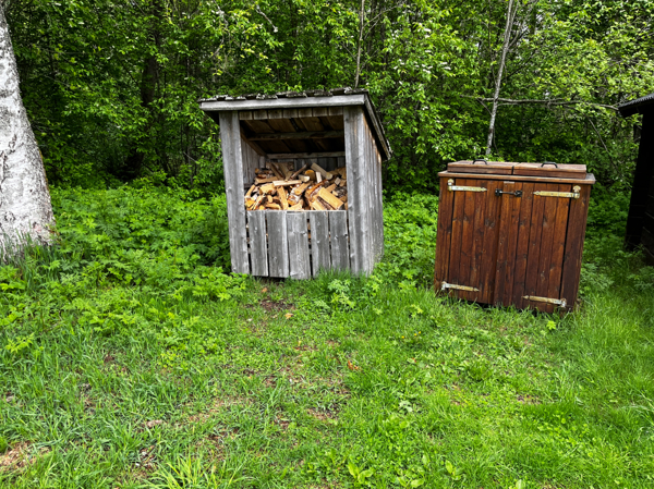 Vedförråd och soptunna