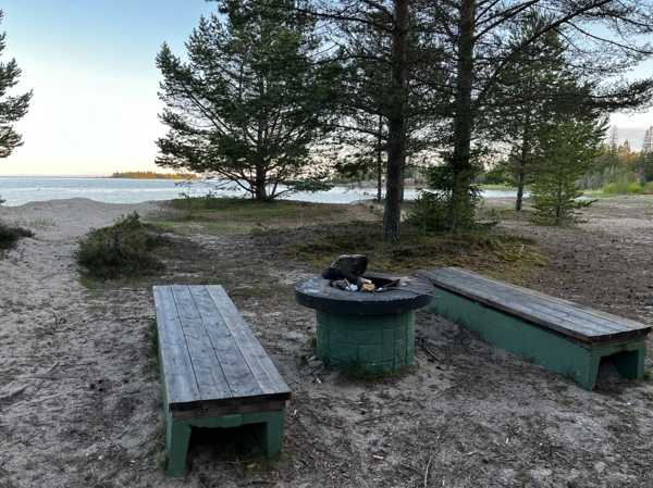 Två bänkar och en eldstad