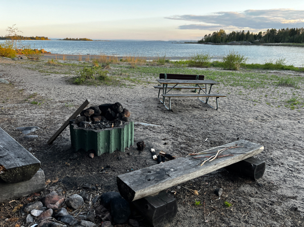 Grillplatsen med bänkbord i närheten