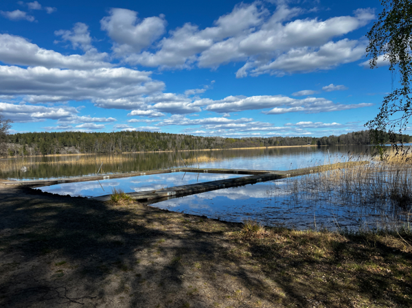 Strand med bryggor