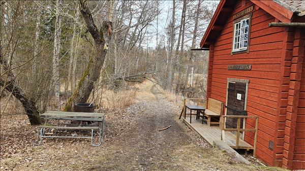 Eldstad och bänkar