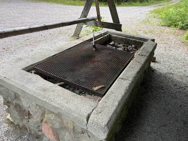 Eldstad med stort galler