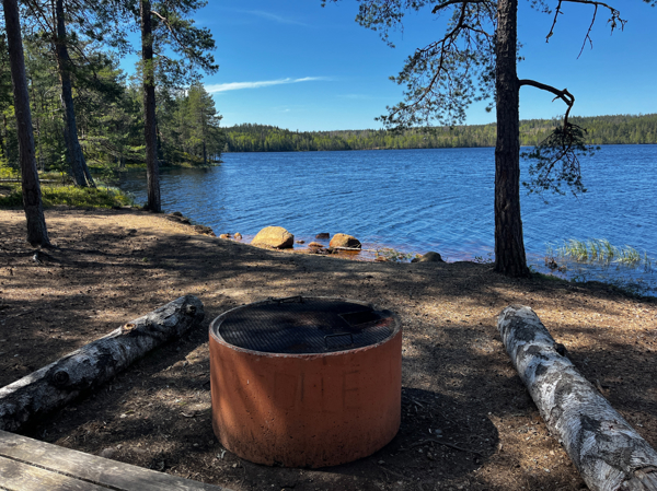 Eldstad och bänkar vid Silvbergssjön