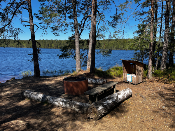 Grillplats med vedförråd