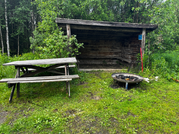 Bänkbord, vindskydd och eldfat